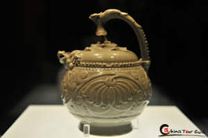 Celadon Bottom-filled-in Kettle with a Loop Handle, Five Dynasties (907-960 AD)