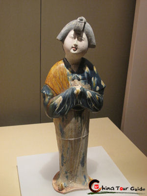 Tri-colored Female Figure,Tang Dynasty (618-907 AD)