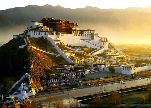 Тибет. Лхаса. Окраина  Tibet_Lhasa_Potala_Palace