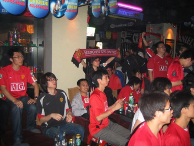 watch football match in bar