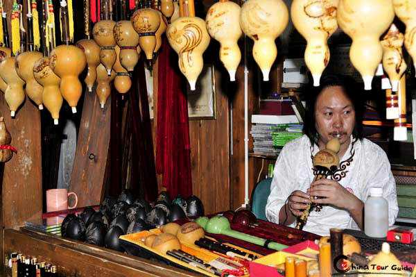 Ancient music instrument could be found on Jinli Ancient Street. 