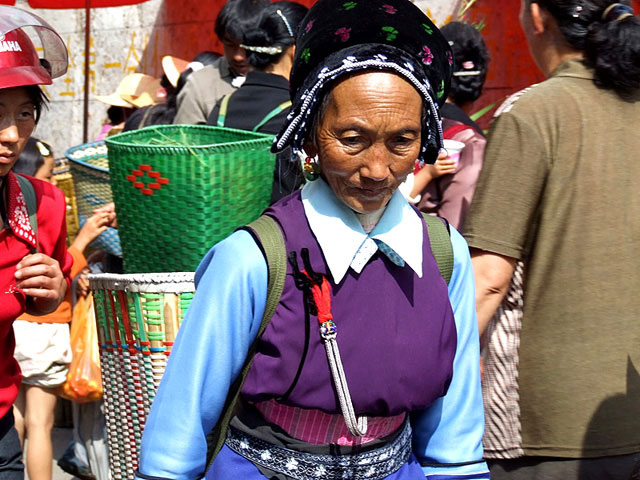 minority woman in xizhou morning market