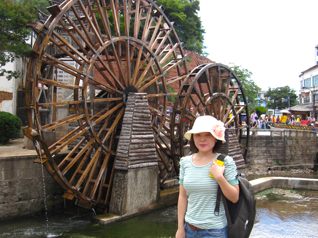 waterwheel in lijiang old town